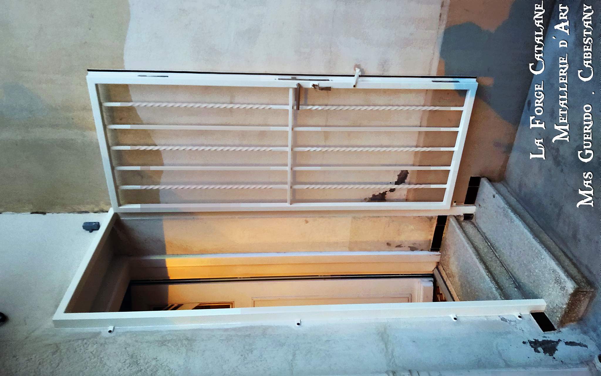 grille de protection articulee remplissage barreaudage alternant droits et torsades  forge catalane.jpg